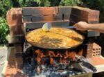 Préparation de paella avec condiment au safran