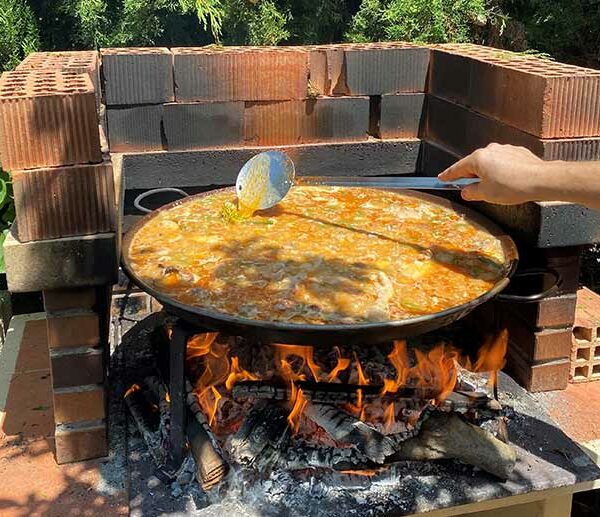 Préparation de paella avec condiment au safran